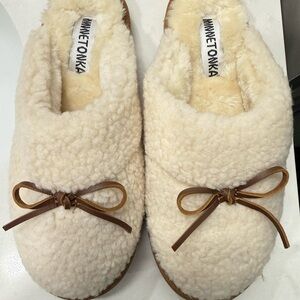 Minnetonka Cream Fleece Slippers with Brown Bow
